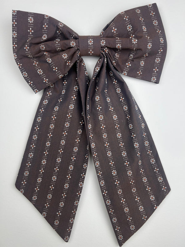 Brown patterned bow tie on a white background